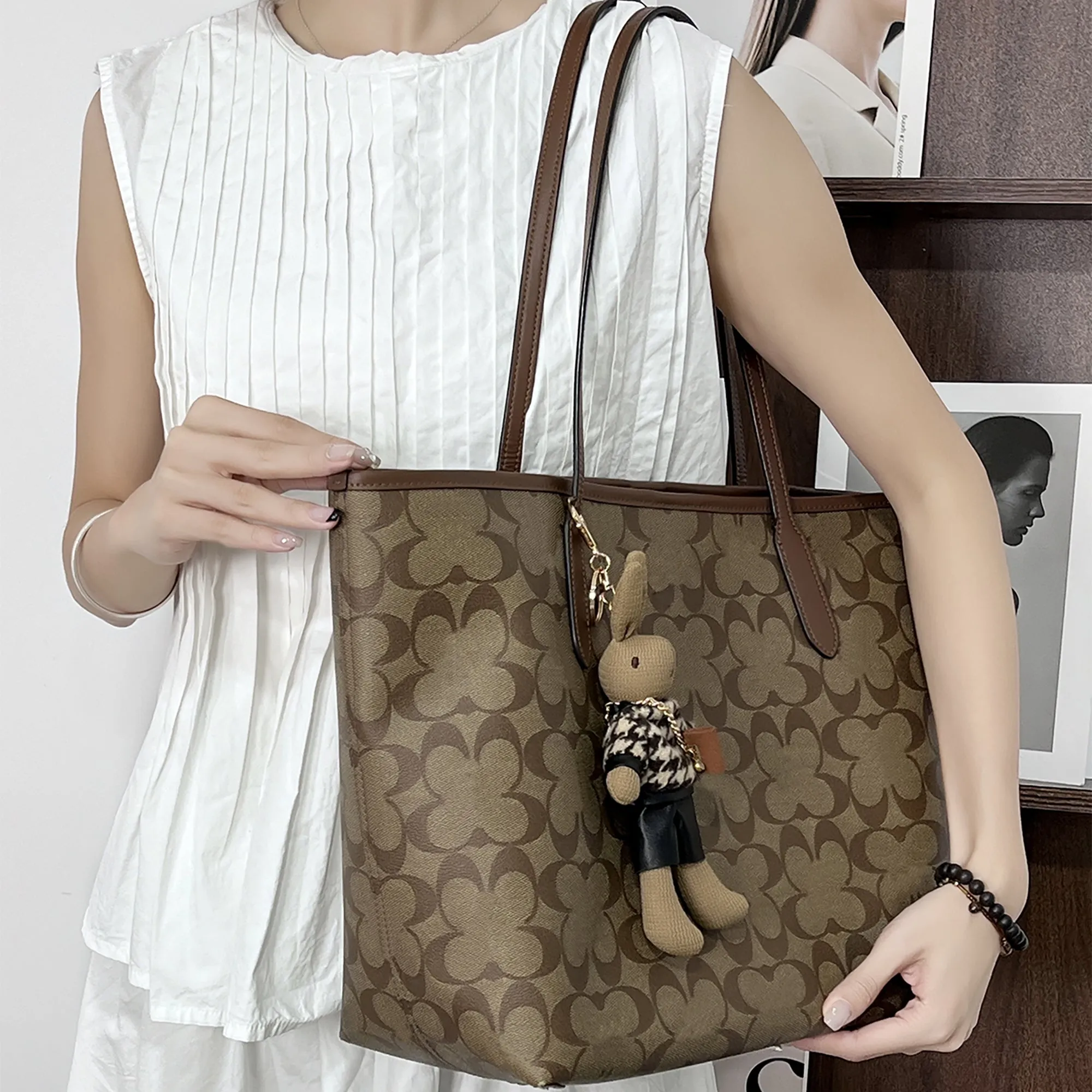 Tote Bag Pendant, Plush Rabbit Keychain, Cute Bag Charm, Stylish and High-End Plush Doll Pendant
